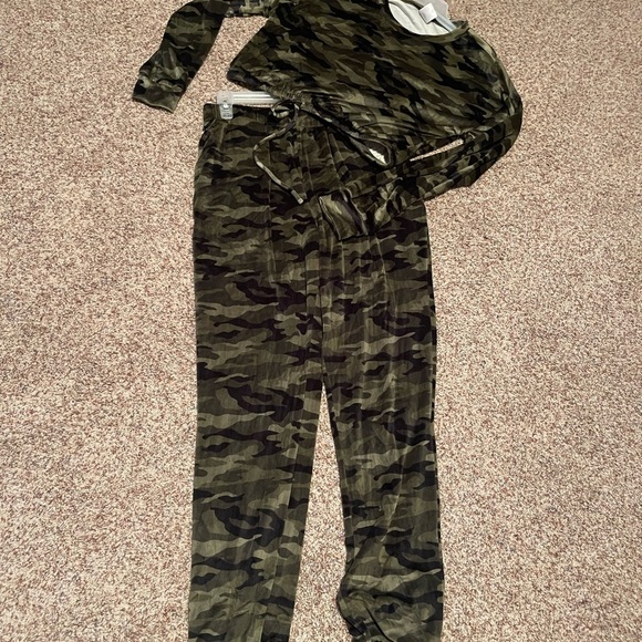 Womens Camo Print Lounge Set size medium 7-9 - Picture 2 of 3